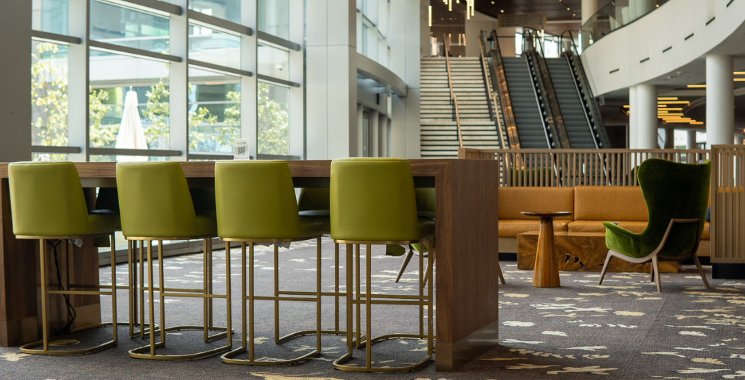 A group of chairs in a roomDescription automatically generated